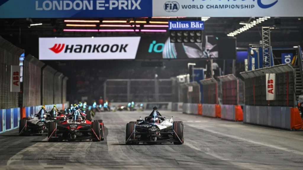 Pascal Wehrlein, TAG Heuer Porsche Formula E Team, Porsche 99X Electric Gen3, battles with Mitch Evans, Jaguar TCS Racing, Jaguar I-TYPE 6 (Image Credit: Formula E Media Centre)