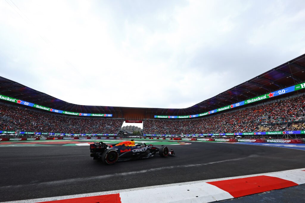 MEXICO CITY, MEXICO - OCTOBER 27: Max Verstappen of the Netherlands driving the (1) Oracle Red Bull Racing RB20 on track during the F1 Grand Prix of Mexico at Autodromo Hermanos Rodriguez on October 27, 2024 in Mexico City, Mexico. (Photo by Mark Thompson/Getty Images) // Getty Images / Red Bull Content Pool // SI202410270617