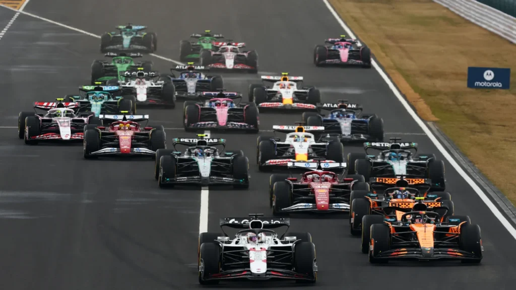 Max Verstappen of the Netherlands driving the (1) Oracle Red Bull Racing RB21 leads Lando Norris of Great Britain driving the (4) McLaren MCL39 Mercedes Oscar Piastri of Australia driving the (81) McLaren MCL39 Mercedes and the rest of the field at the start during the F1 Grand Prix of Japan at Suzuka Circuit on April 06, 2025 in Suzuka, Japan. (Photo by Mark Thompson/Getty Images)