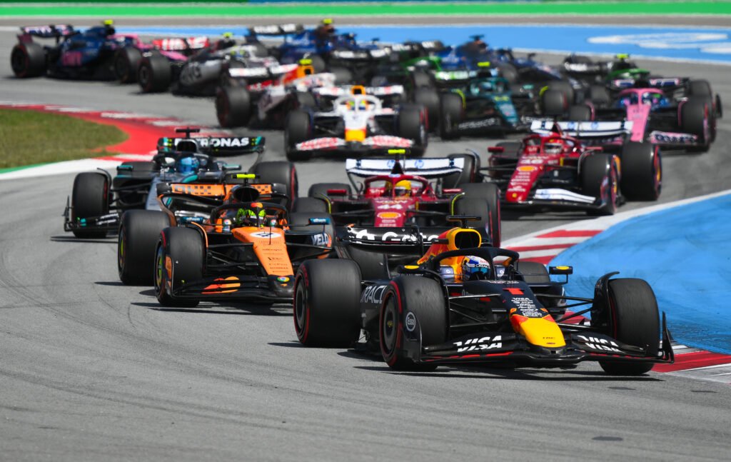 BARCELONA, SPAIN - JUNE 01: Max Verstappen of the Netherlands driving the (1) Oracle Red Bull Racing RB21 leads Lando Norris of Great Britain driving the (4) McLaren MCL39 Mercedes George Russell of Great Britain driving the (63) Mercedes AMG Petronas F1 Team W16 and the rest of the field at the start during the F1 Grand Prix of Spain at Circuit de Barcelona-Catalunya on June 01, 2025 in Barcelona, Spain. (Photo by David Ramos/Getty Images) // Getty Images / Red Bull Content Pool // SI202506010782 // Usage for editorial use only //