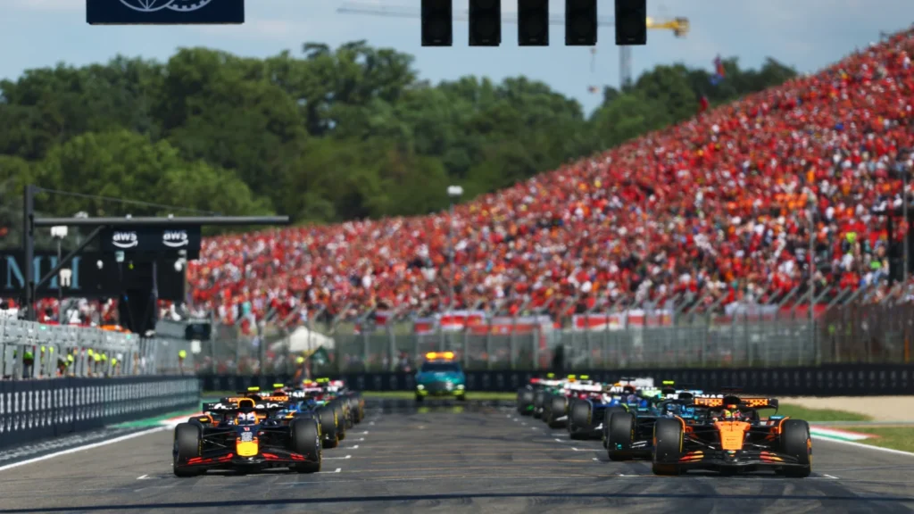Oscar Piastri of Australia driving the (81) McLaren MCL39 Mercedes leads Max Verstappen of the Netherlands driving the (1) Oracle Red Bull Racing RB21 and the rest of the field at the start during the F1 Grand Prix of Emilia-Romagna at Autodromo Internazionale Enzo e Dino Ferrari on May 18, 2025 in Imola, Italy. (Photo by Clive Rose/Getty Images)